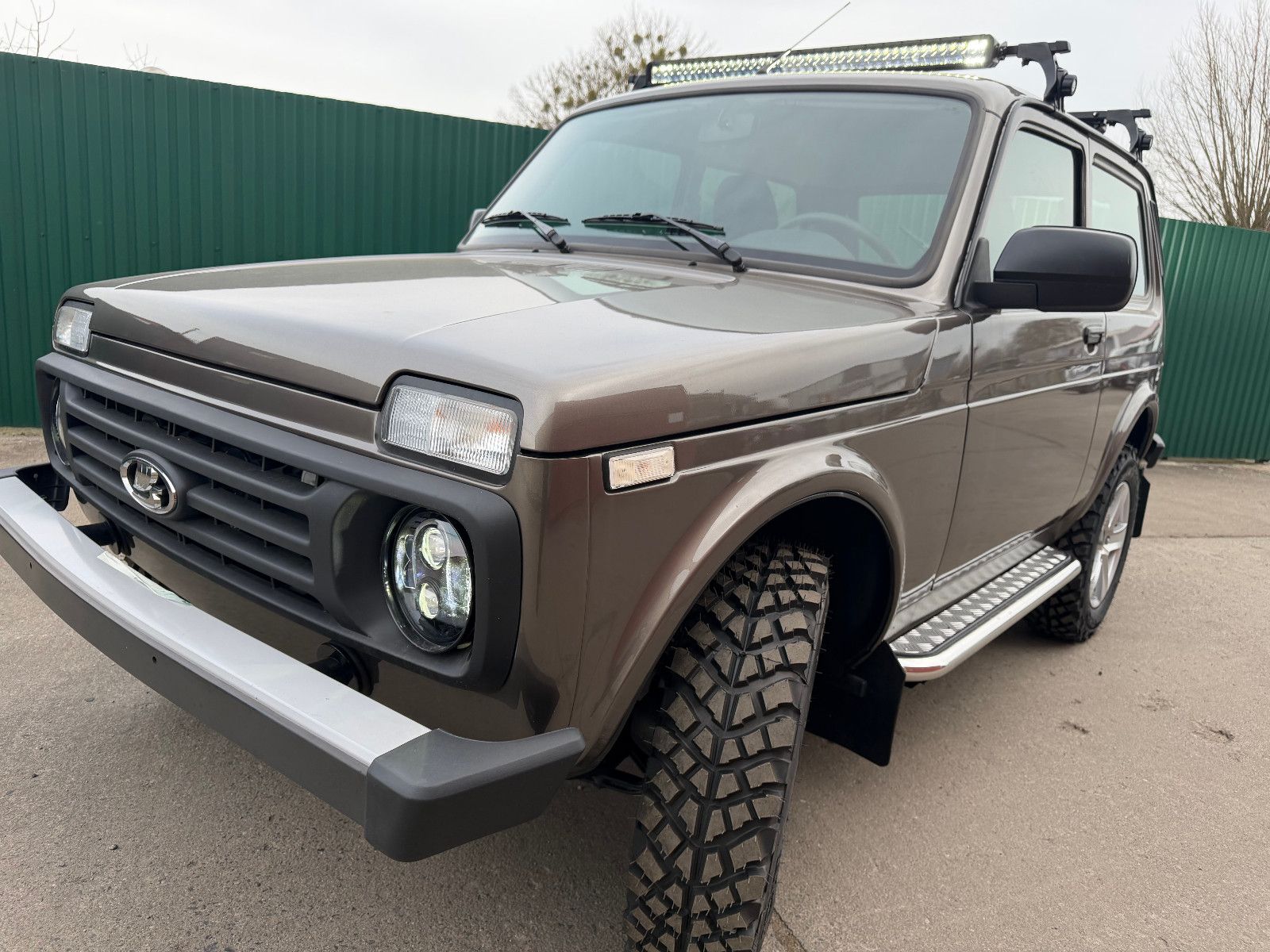 Fahrzeugabbildung Lada NIVA LEGEND "PREMIUM PLUS"! GROSTOL. REIF.; LED