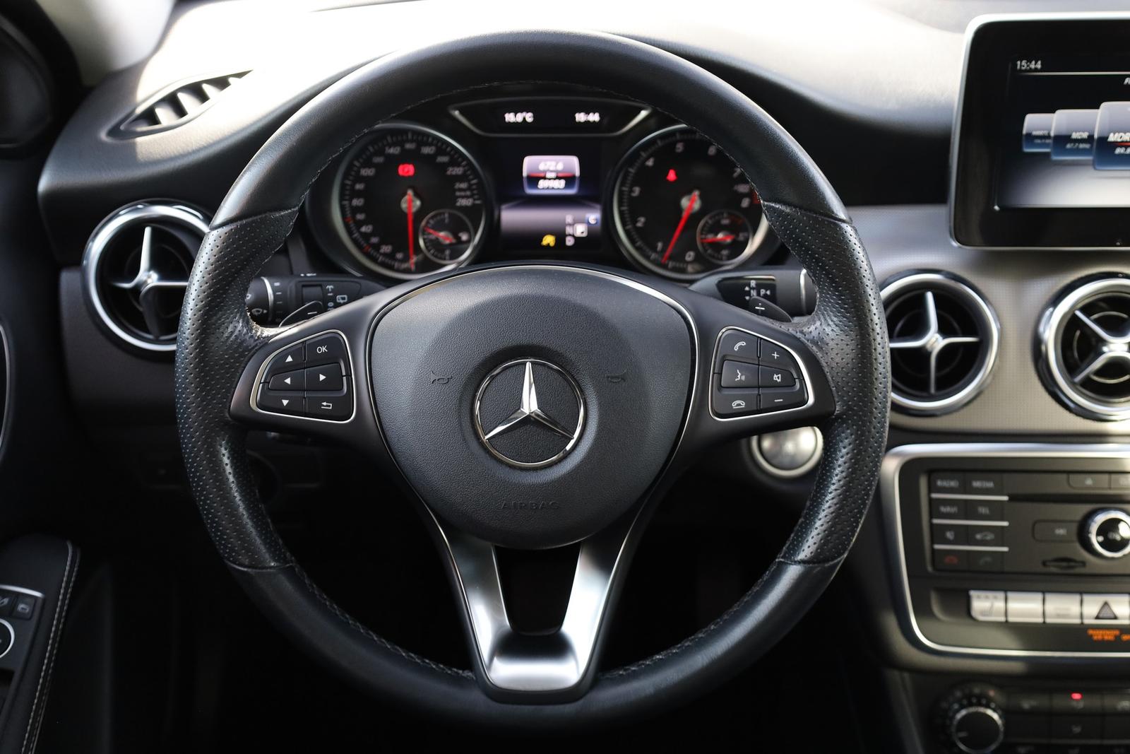 Mercedes-Benz GLA 200 Urban Aut. AHK LED 360° Navi Panorama