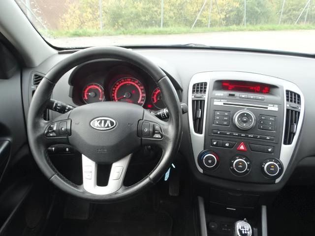 Kia cee'd 2011 — photo 13