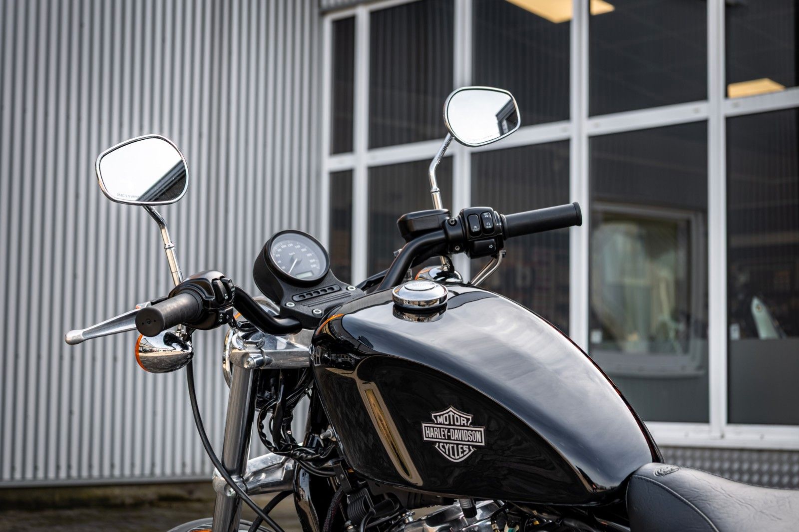 Fahrzeugabbildung Harley-Davidson XL883L SUPERLOW SPORTSTER - VIVID BLACK