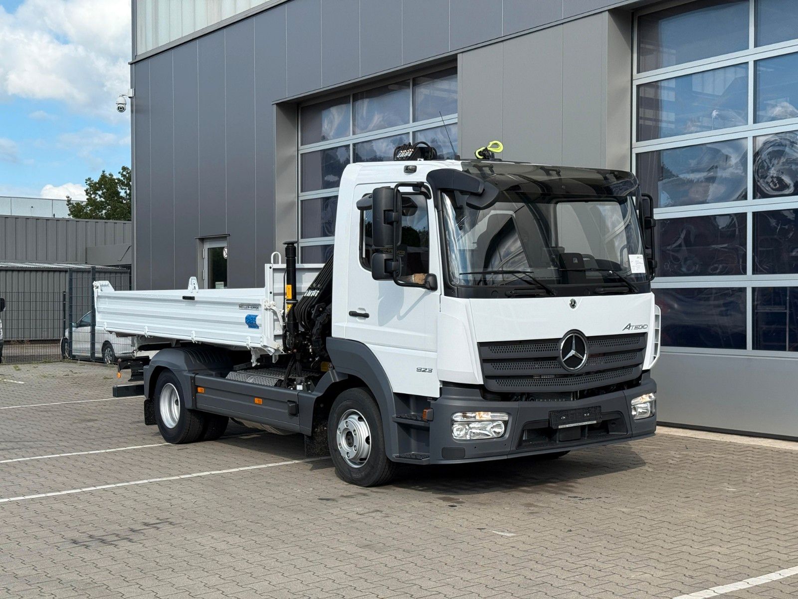 Fahrzeugabbildung Mercedes-Benz 923 Atego Dreiseitenkipper MEILLER HIAB 072 DS2