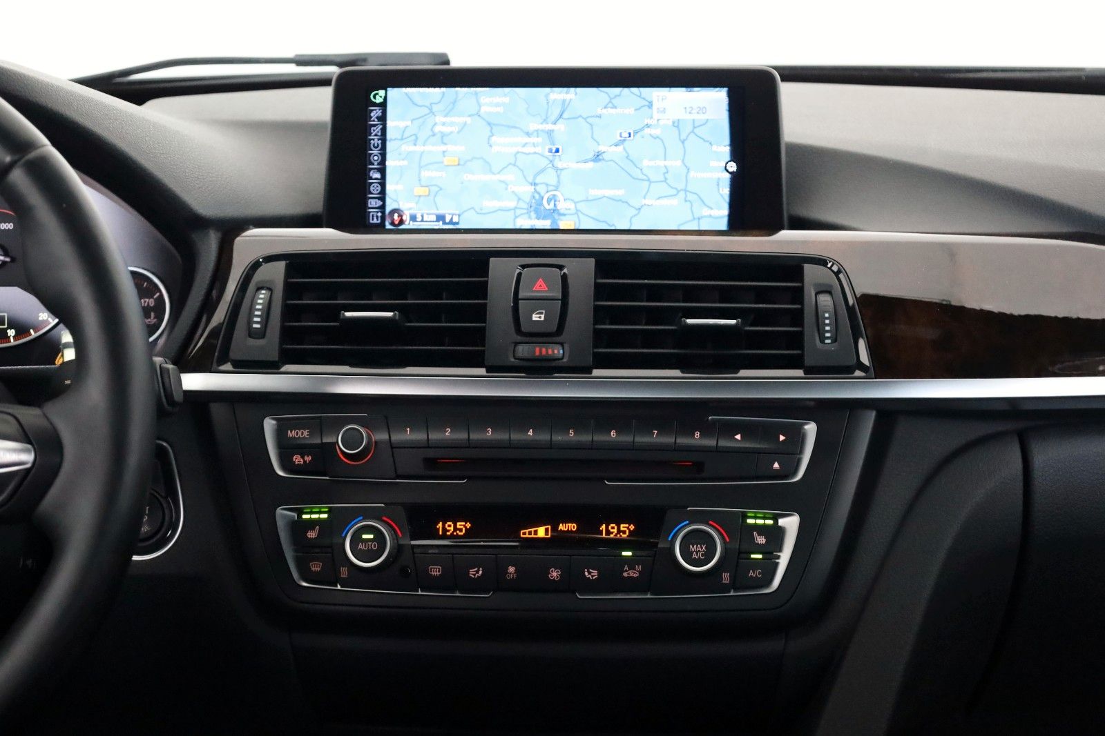 Fahrzeugabbildung BMW 328 i xDrive Touring,M Sport,Panorama,HUD,Kam+WR