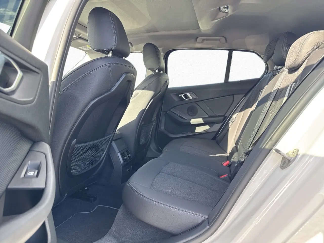BMW 118i Sport Line adptLED Pano AHK Kamera GrTank