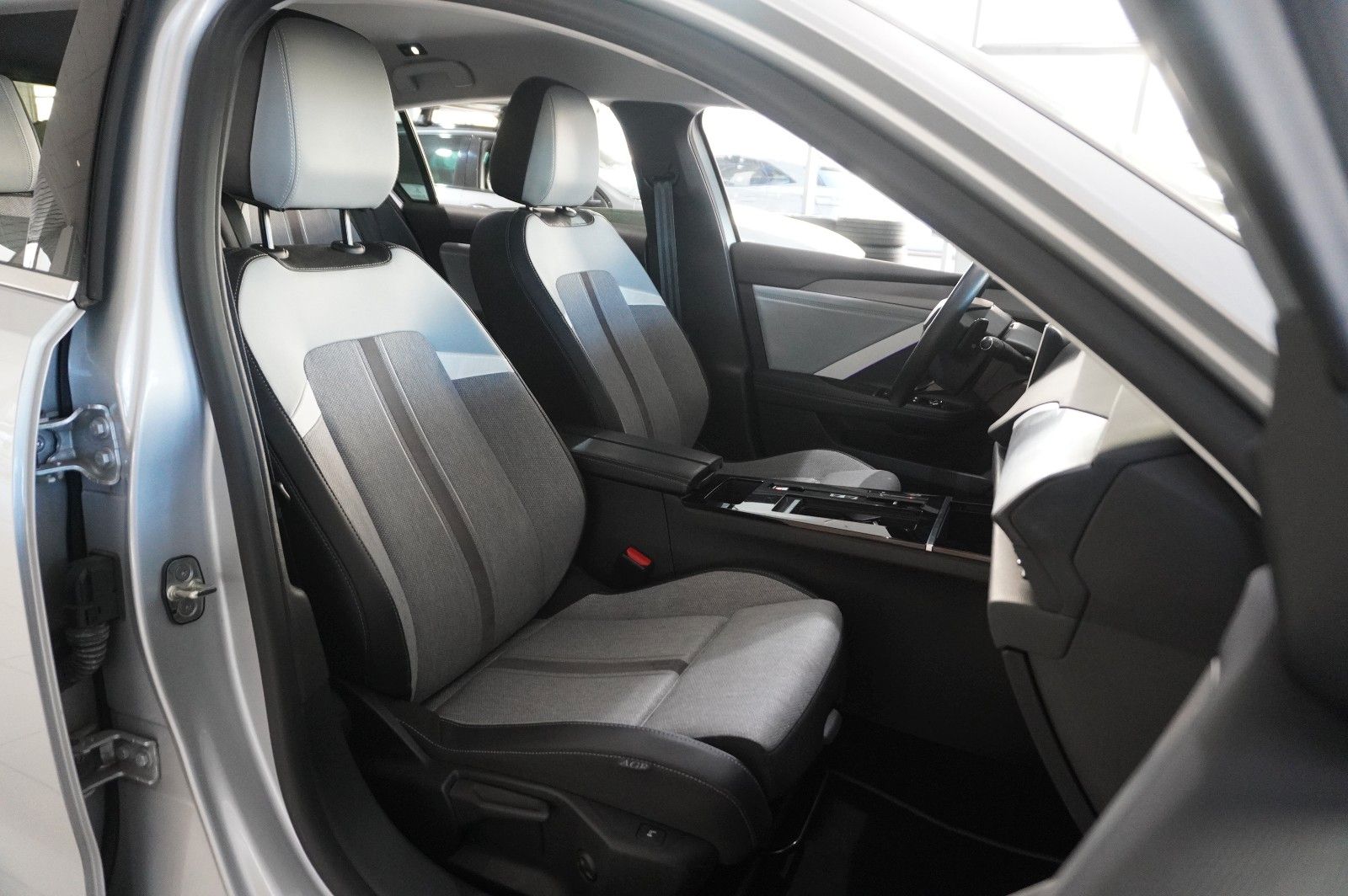 Fahrzeugabbildung Opel Astra L Lim. 1.6 HYBRID ELEGANCE NAVI/LED/KAMERA
