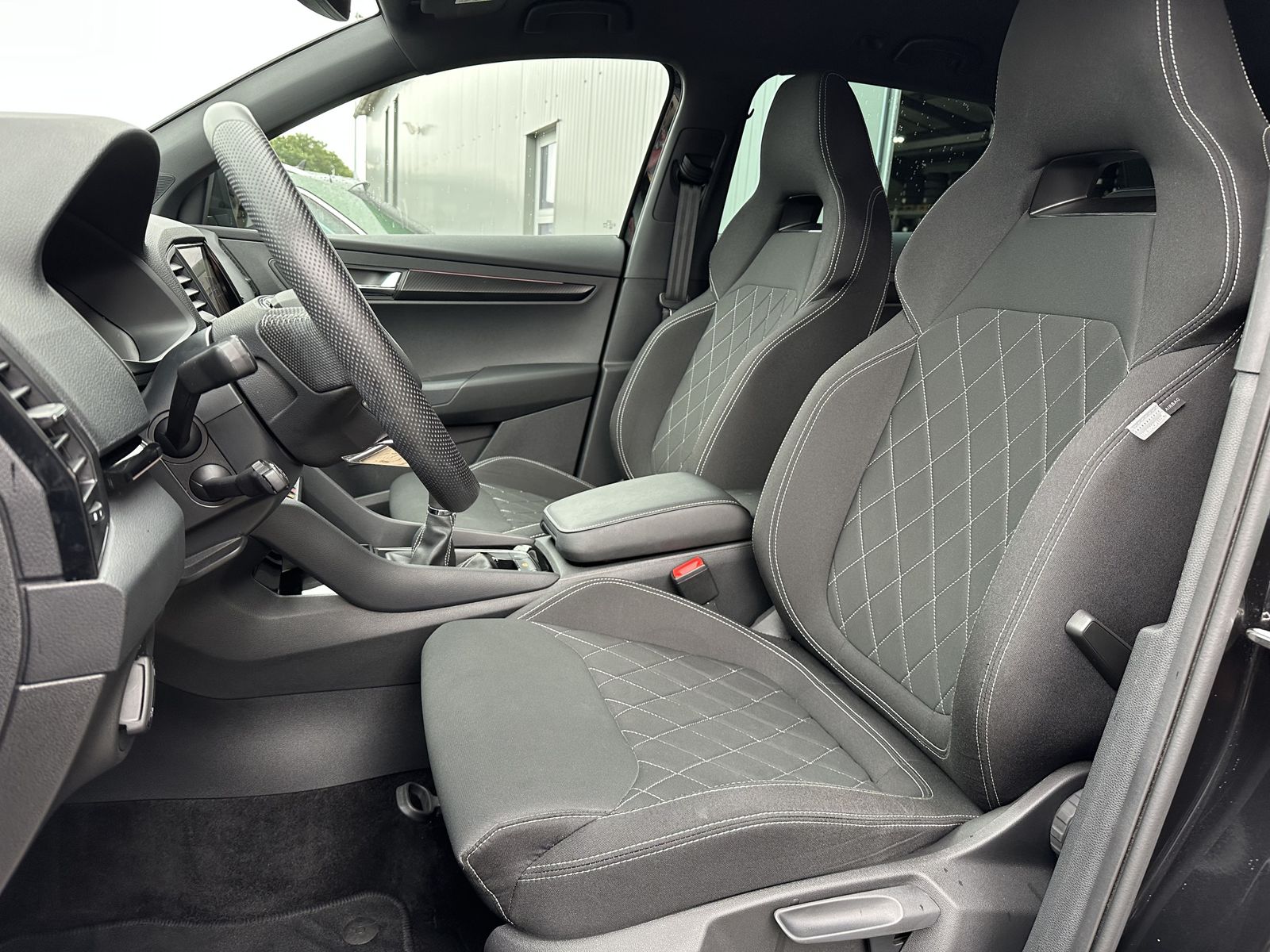 Fahrzeugabbildung SKODA Karoq 2.0 TDI Sportline NAV+LED+KAM+ACC+AHK+19ZO