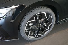 VW Golf 2.0 TDI DSG R-Line | Pano | HuD | FACELIFT VW Golf 2.0 TDI DSG R-Line | Pano | HuD | FACELIFT