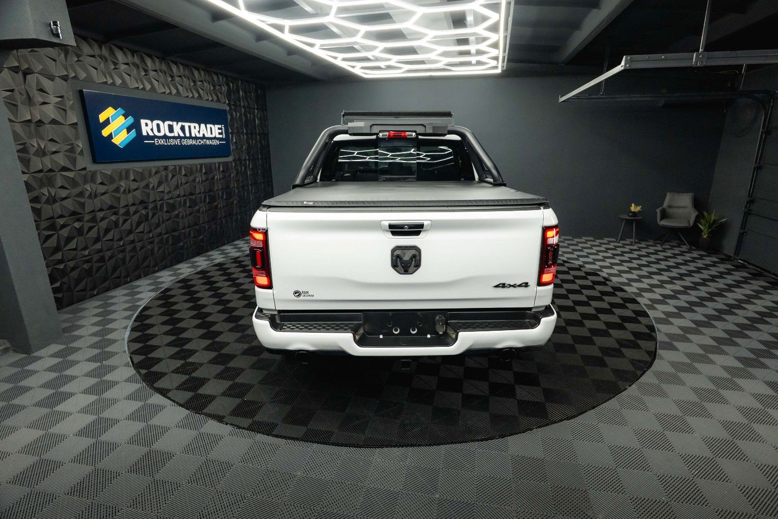 Fahrzeugabbildung Dodge RAM 5.7 V8 HEMI 4x4 OFFROAD Night-Paket *LED*