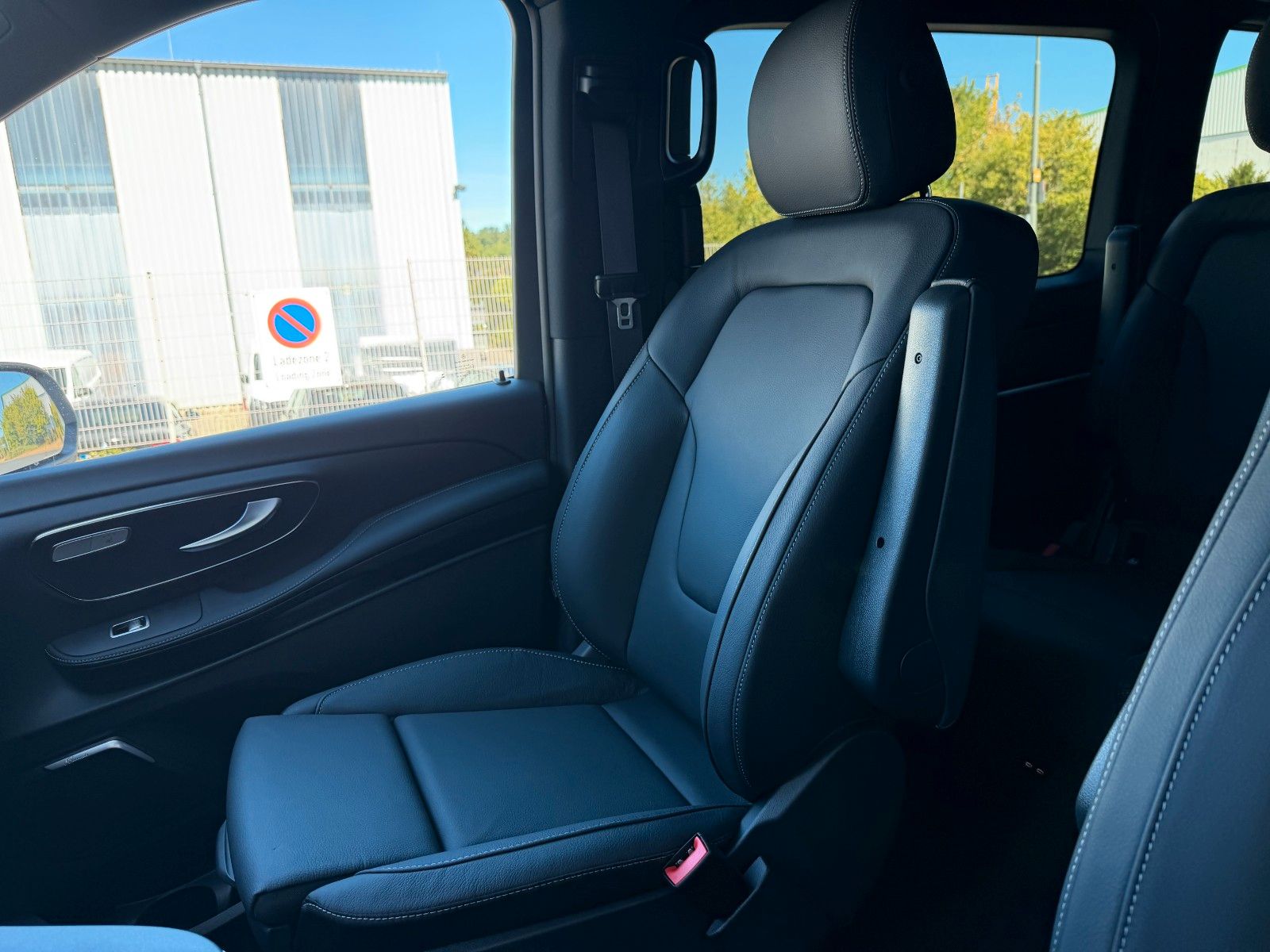 Fahrzeugabbildung Mercedes-Benz V 300 d AVA 4MATIC AMG AHK2,5 DISTRONIC Standh