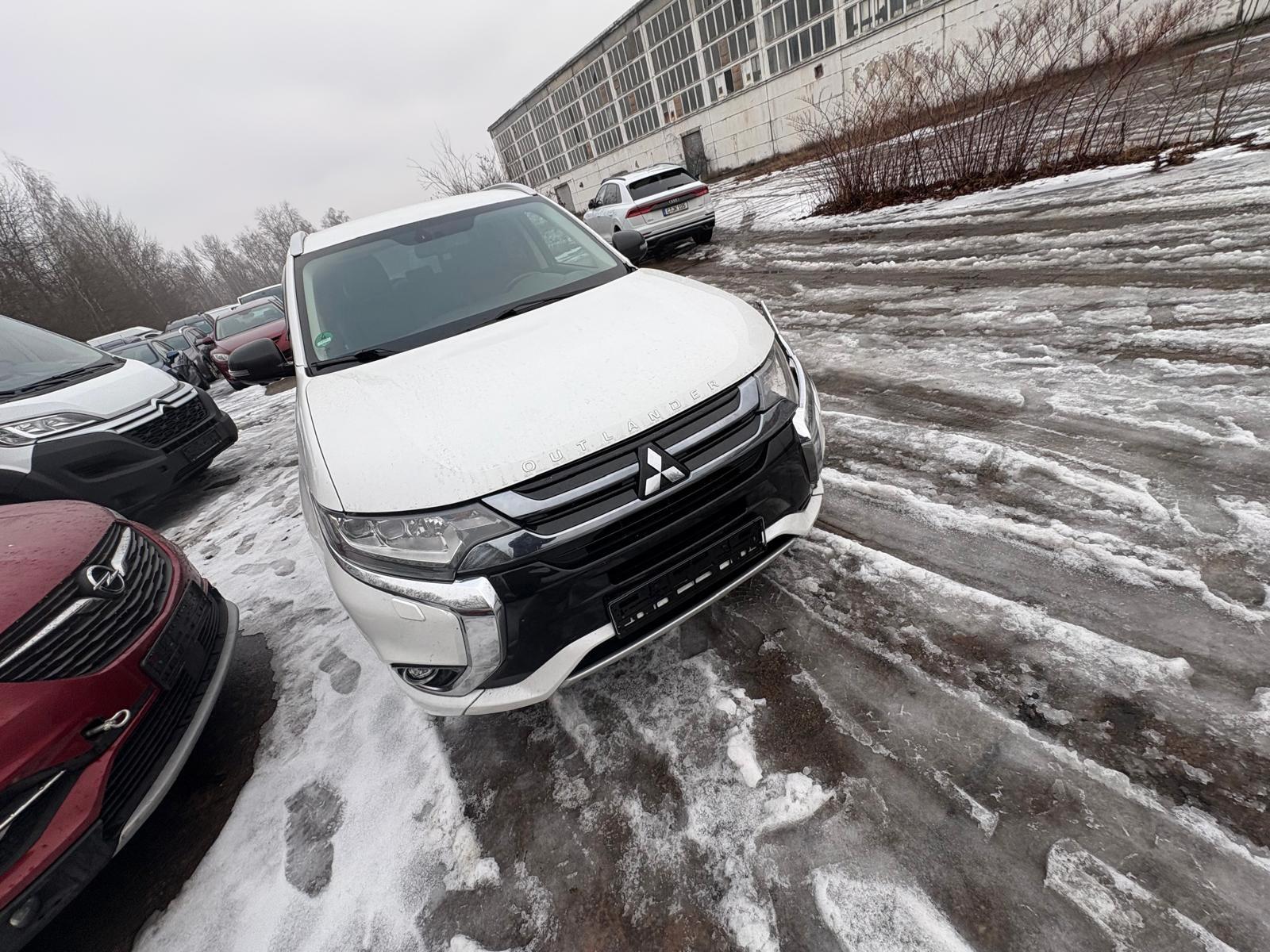 Mitsubishi Outlander PHEV Plus 4WD