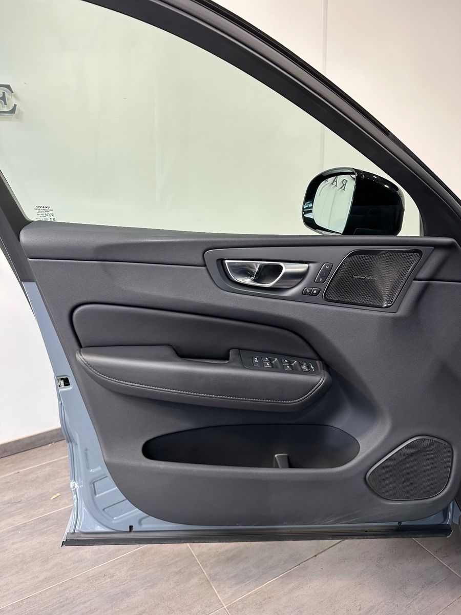 Fahrzeugabbildung Volvo XC60 B5 B AWD Ultimate Dark LED+PANO+AHK+STHZ