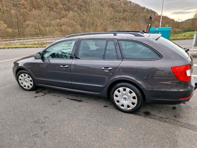 Skoda Superb 2.0 TDI TÜV 2026 8-fach berei...