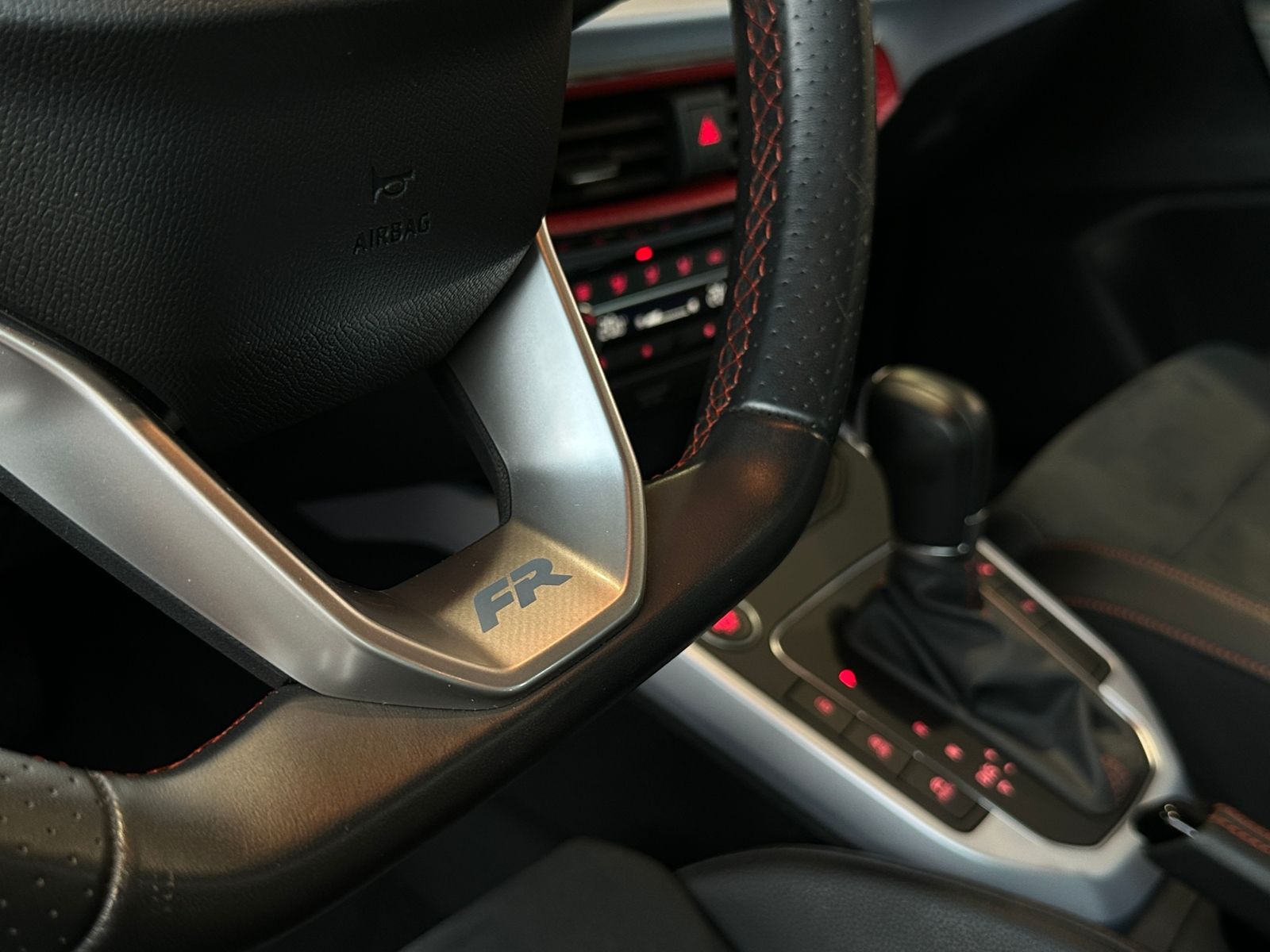 Fahrzeugabbildung SEAT ARONA 1.5 TSI FR AHK ACC LED NAV SHZ