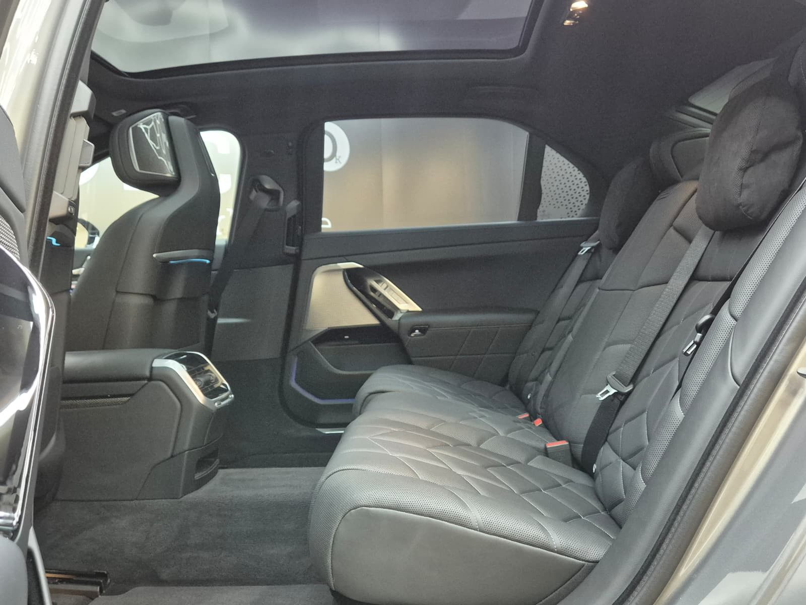 Fahrzeugabbildung BMW M760 e xD M PAKET+PANO+HEAD+SOFT+MEMO+B&W+360°+