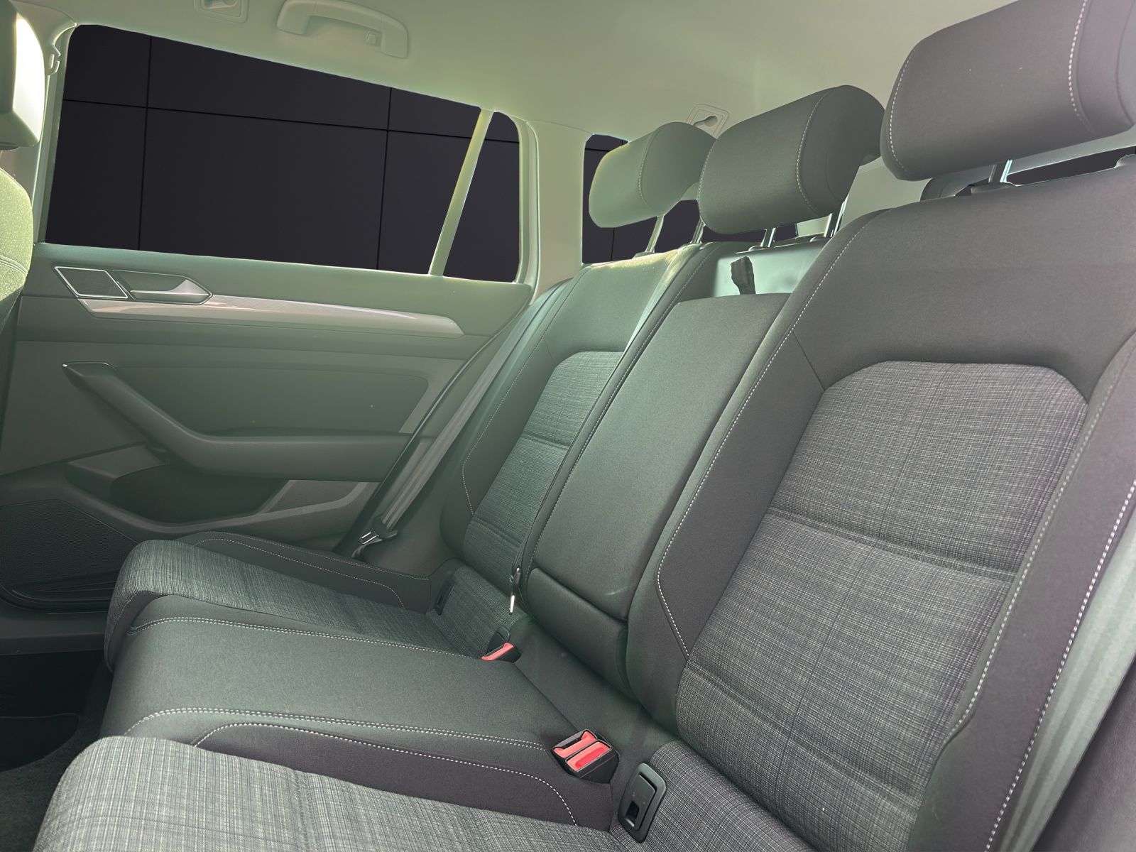 Fahrzeugabbildung Volkswagen Passat Variant Business TDI DSG LED ACC SHZ Rear