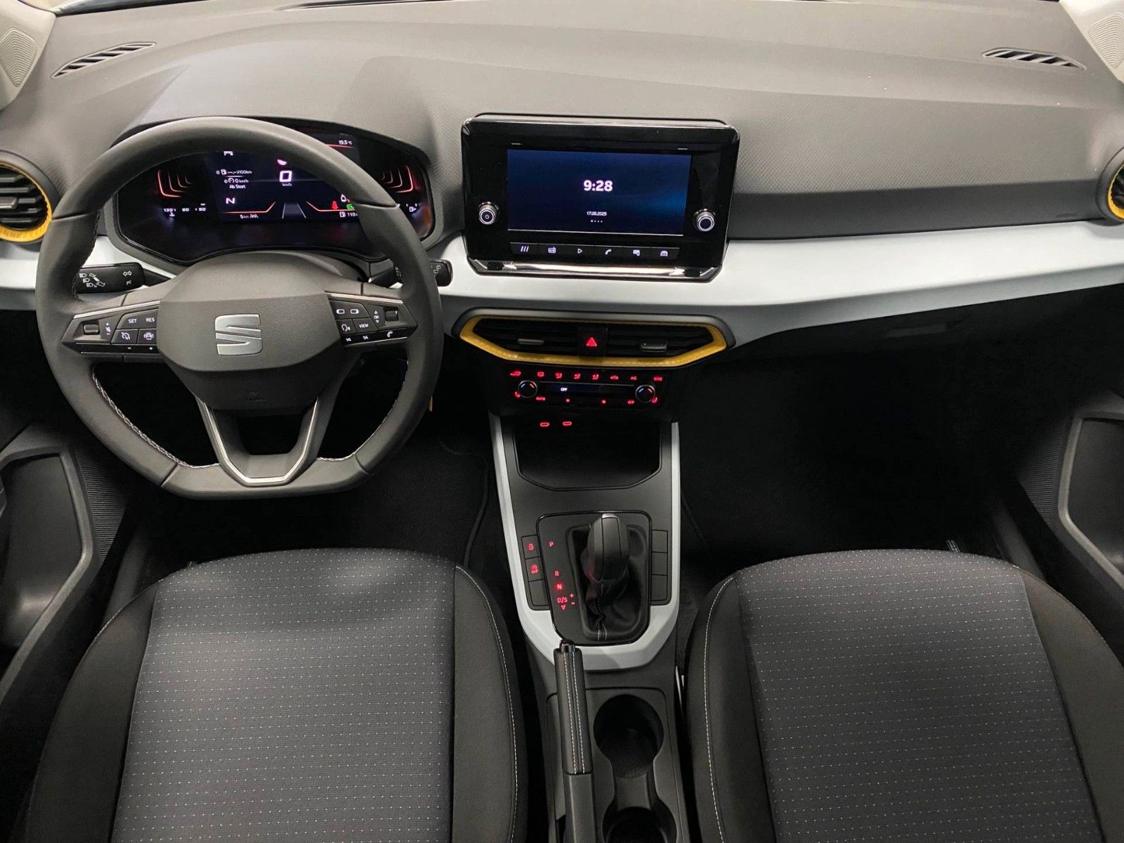 Fahrzeugabbildung SEAT Arona 1.0 TSI DSG STYLE+5 JAHRE GARANTIE+AHK+LED