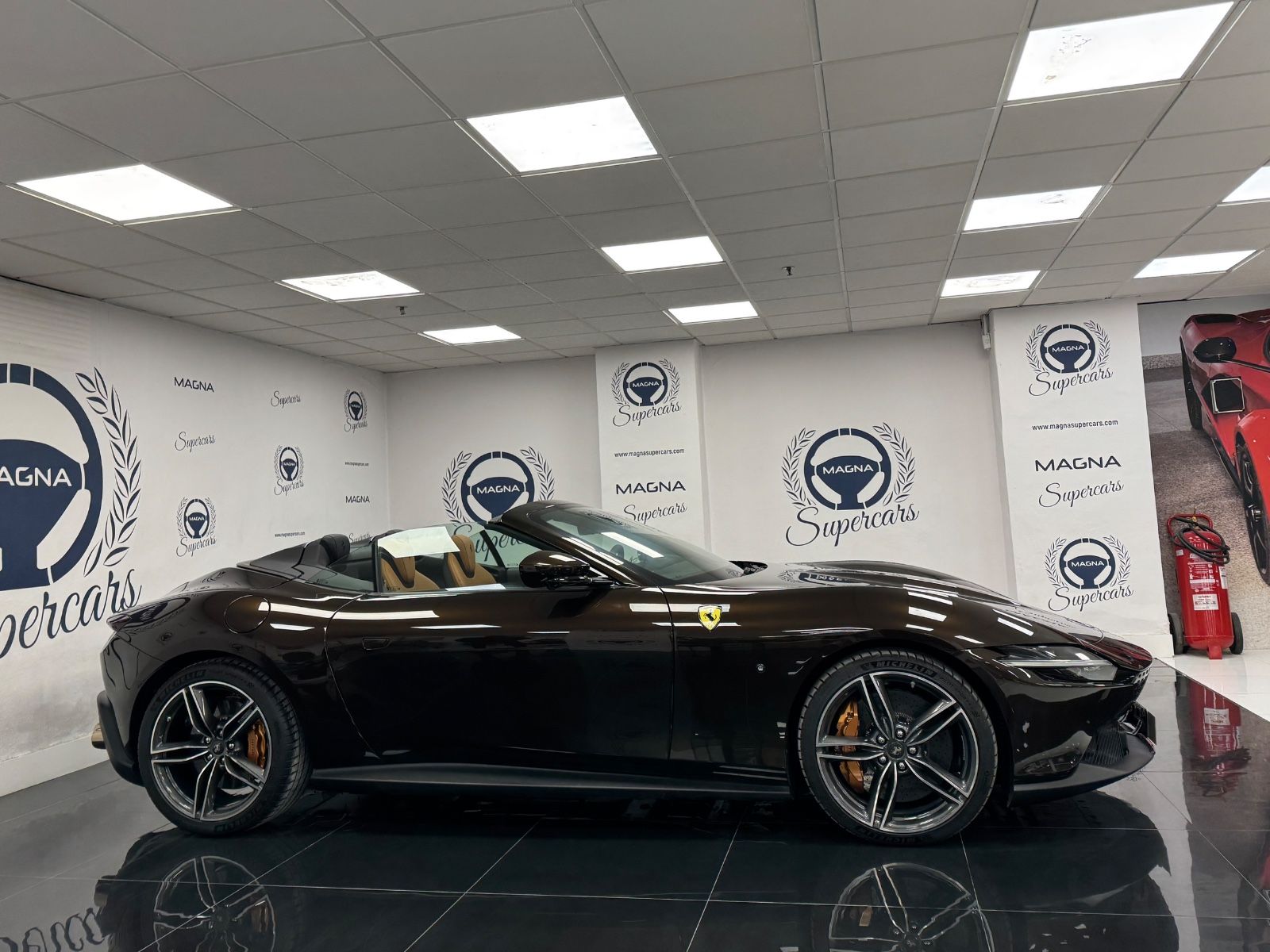 Ferrari Roma Spider "Marrone Met." imagem 2