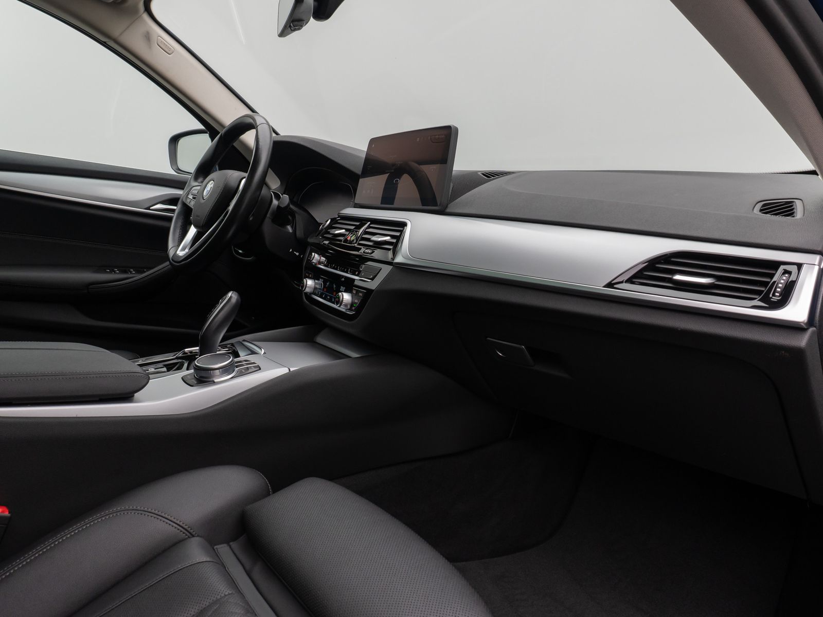 Fahrzeugabbildung BMW 530d Panorama Kamera HUD DAB Alarm AHK Sport