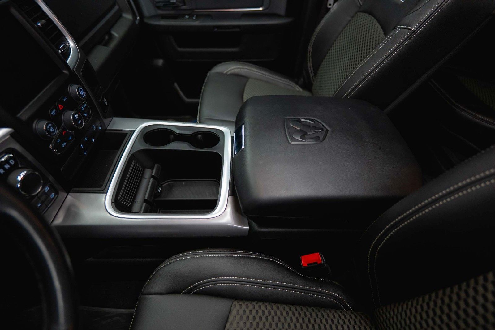 Fahrzeugabbildung Dodge RAM 5.7 V8 HEMI 4x4 OFFROAD Night LONGBED RAMBOX