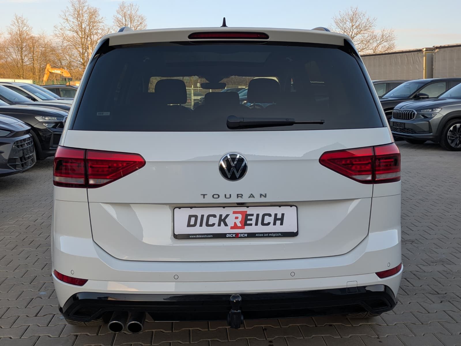 Fahrzeugabbildung Volkswagen Touran 2.0 DSG R-Line High BLACK Pano*7Si*IQ*AHK