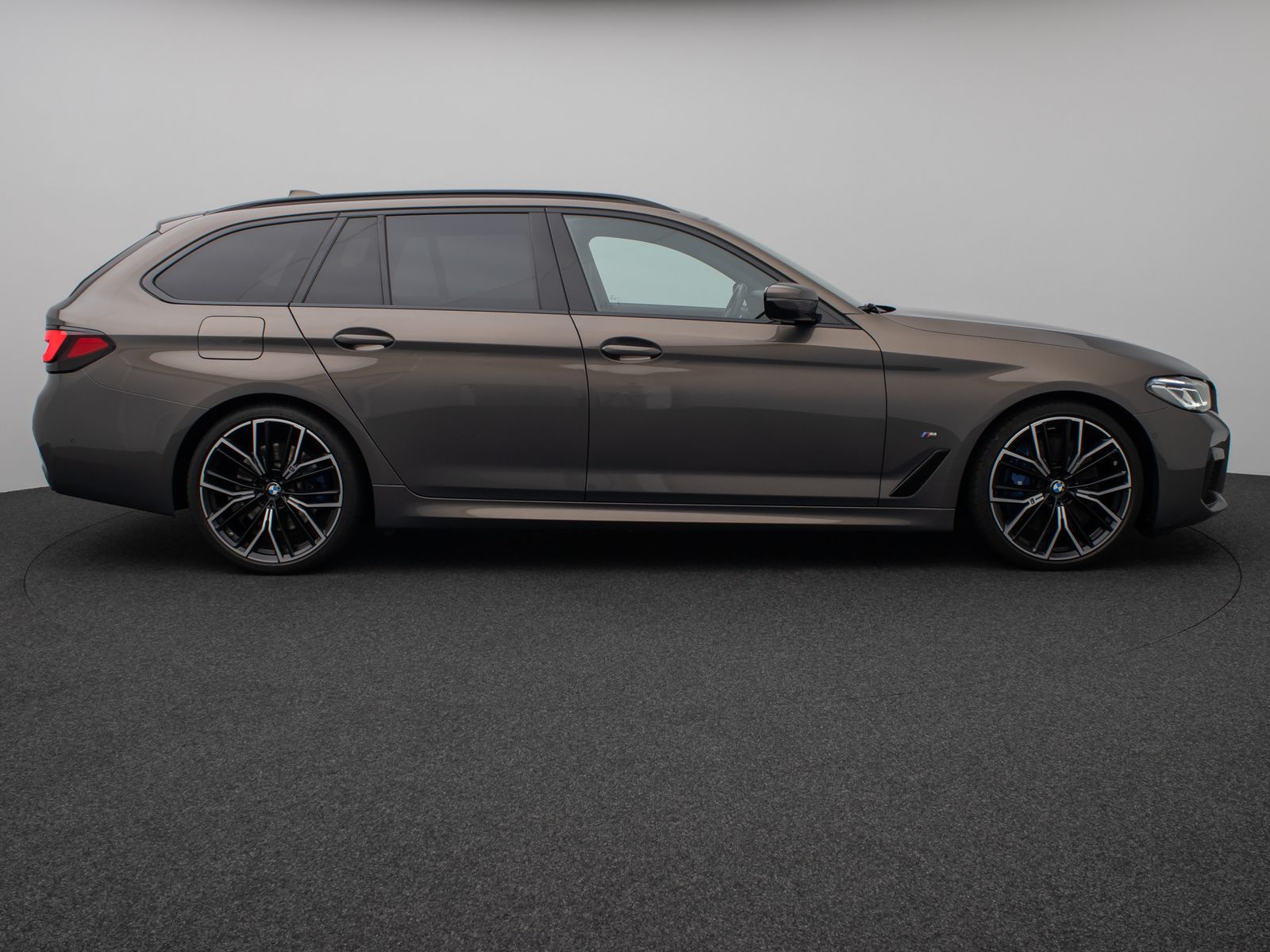 Fahrzeugabbildung BMW 530d xD M Sport Individual Panorama HUD 20Zoll