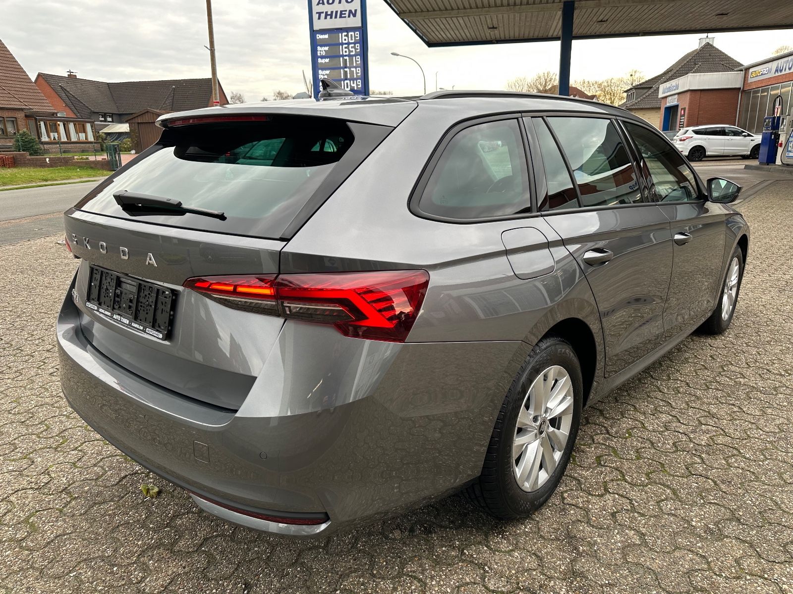 Fahrzeugabbildung SKODA Octavia Combi 2.0 TDI Selection DSG Navi/AHK/ACC