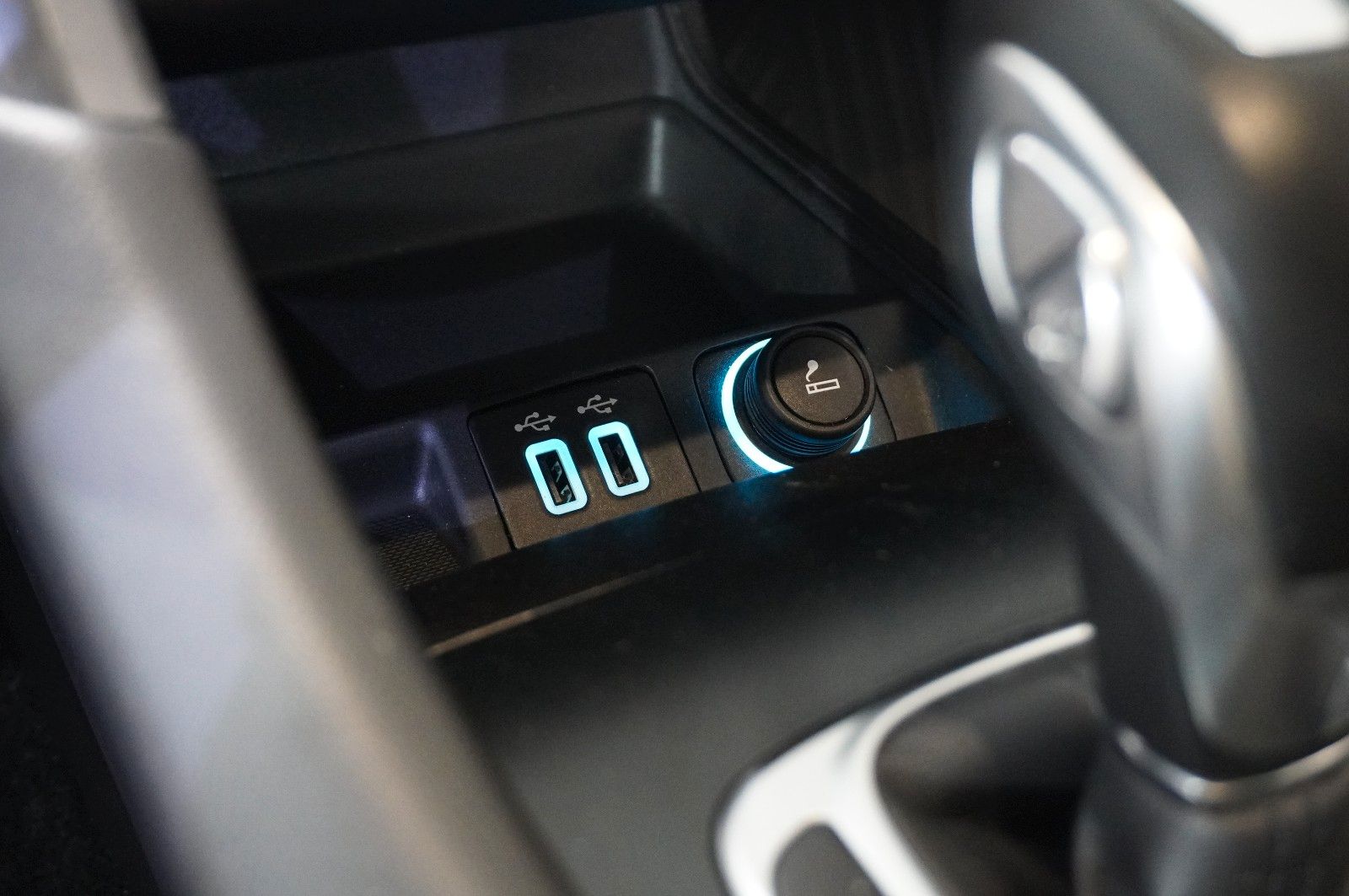 Fahrzeugabbildung Ford Mondeo Turnier 2.0 TITANIUM NAVI/LED/KAMERA/DAB+