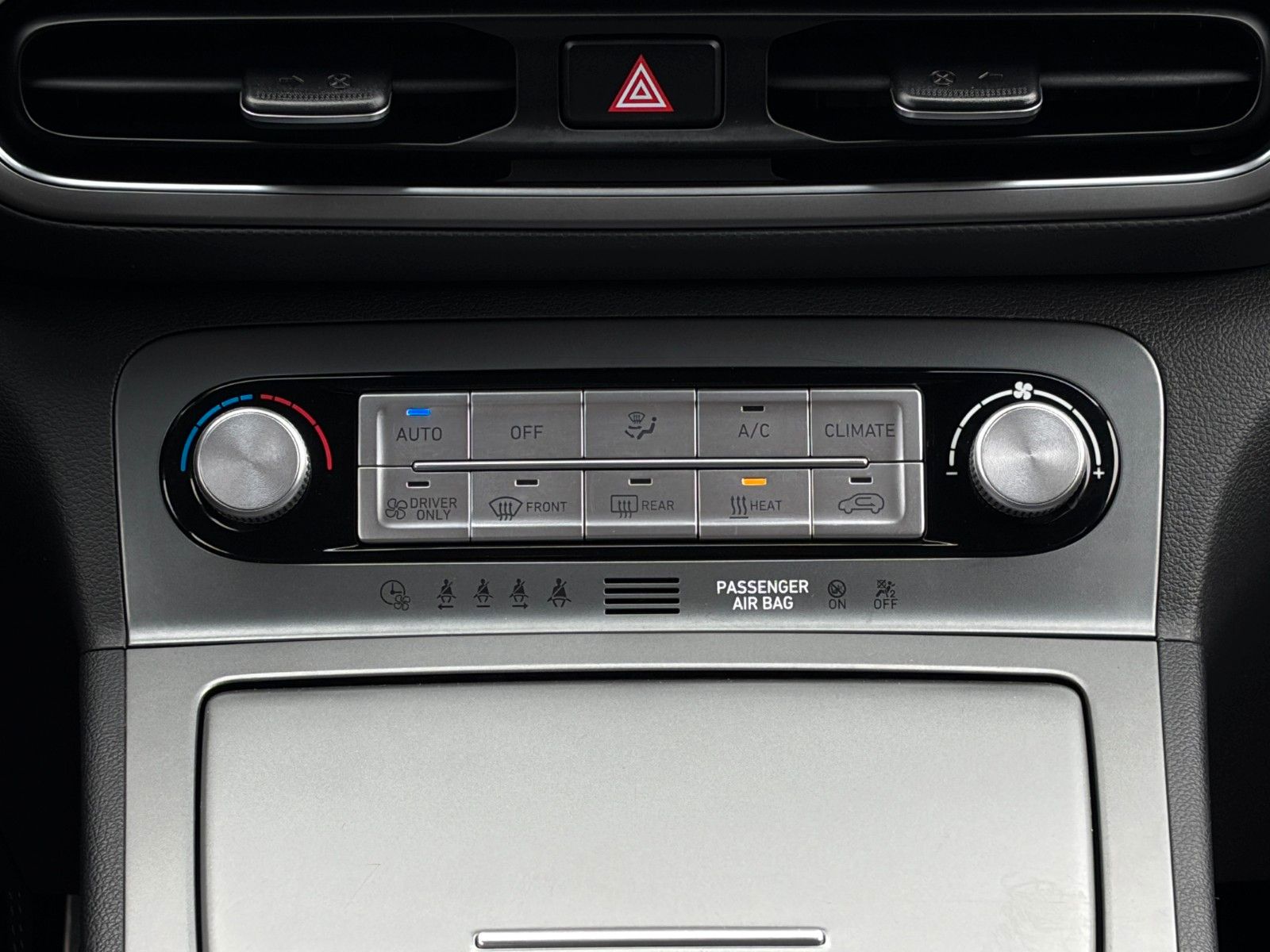 Fahrzeugabbildung Hyundai KONA E Select LHZ SHZ ACC PDC LKA CarPlay CAM