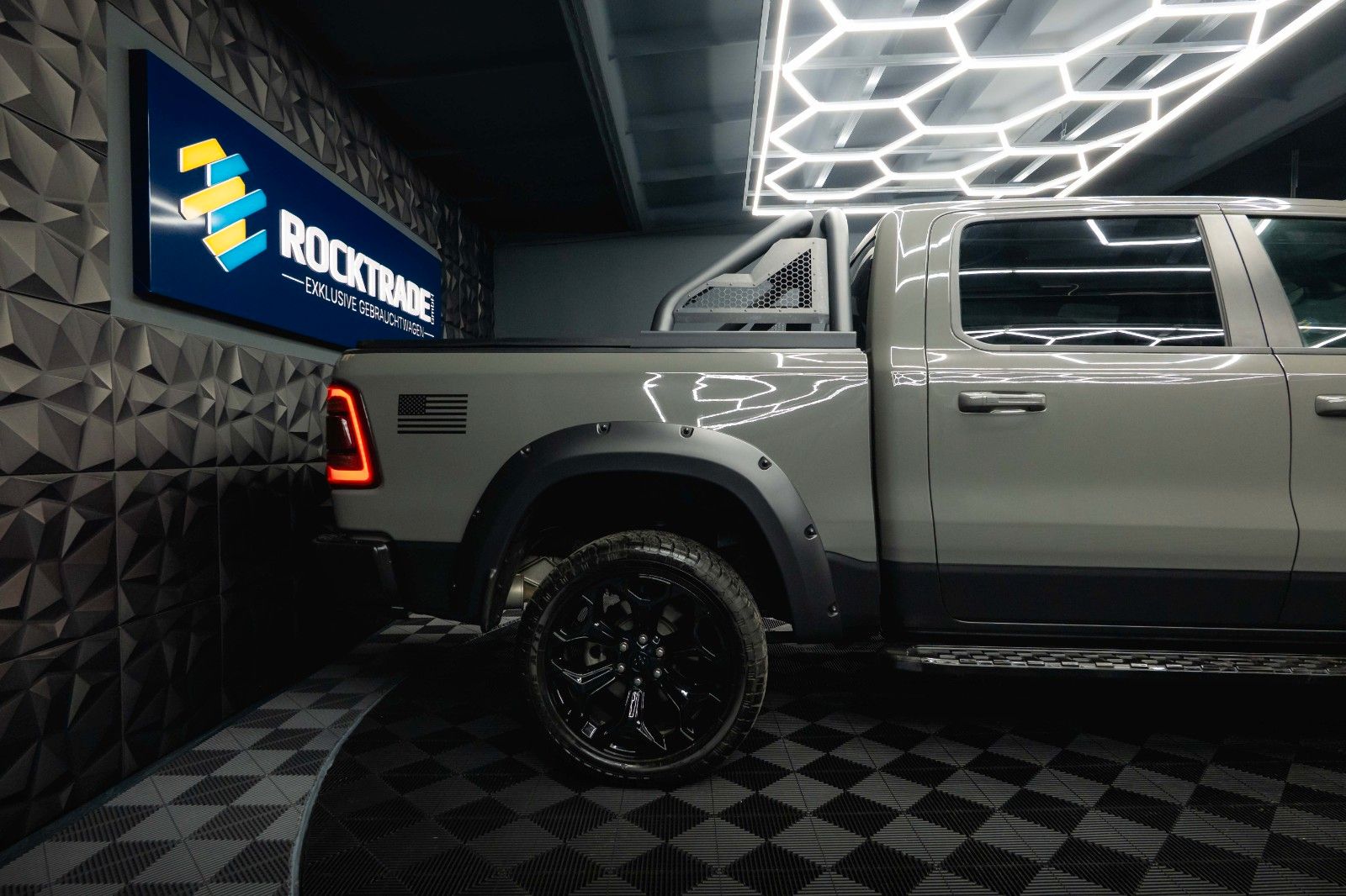 Fahrzeugabbildung Dodge RAM 5.7 V8 HEMI 4x4 NIGHT Laramie ARMY STYLE 19%