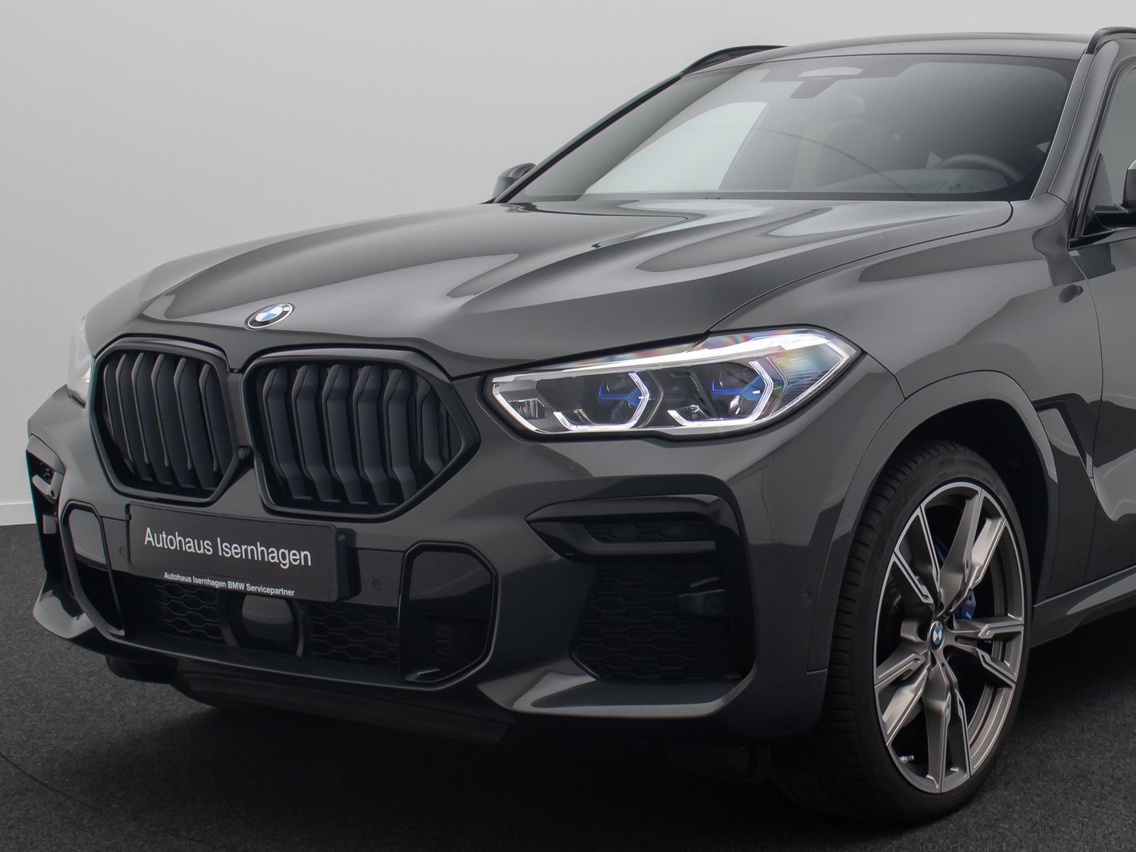 Fahrzeugabbildung BMW X6 M50i B&W HUD DAB SkyLounge Individual 22Zoll