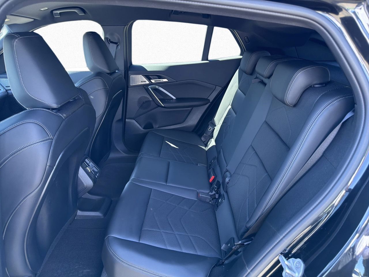 BMW iX2 - Bild 16