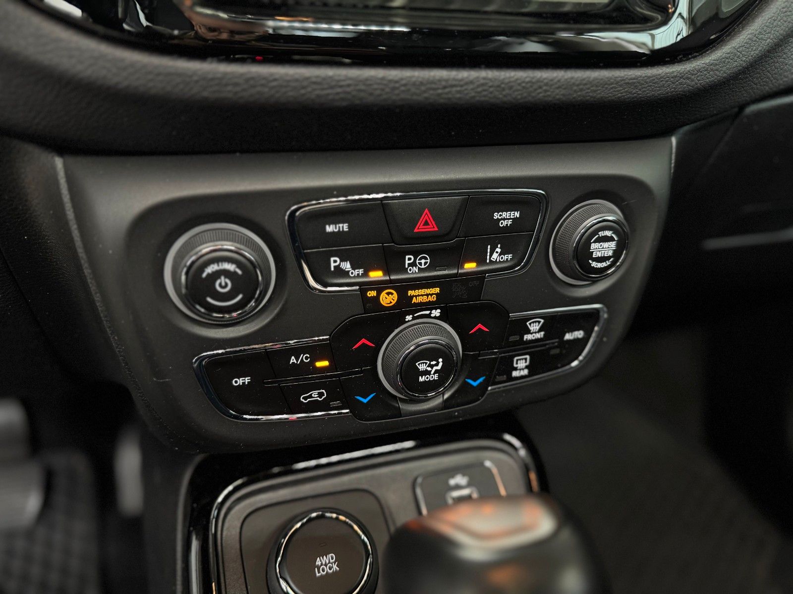 Fahrzeugabbildung Jeep Compass 1.4T Limited 4WD "Pano AHK Winterpaket"