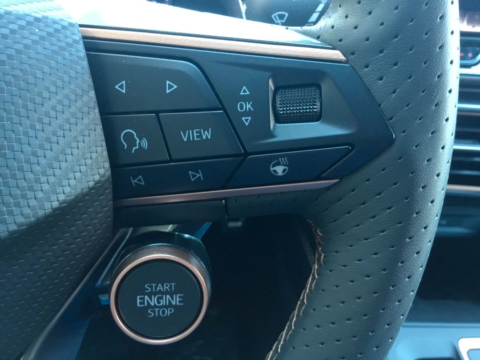 Fahrzeugabbildung CUPRA Leon 1.5 E-HYBRID DSG Sportstourer+AHK+Kamera+18