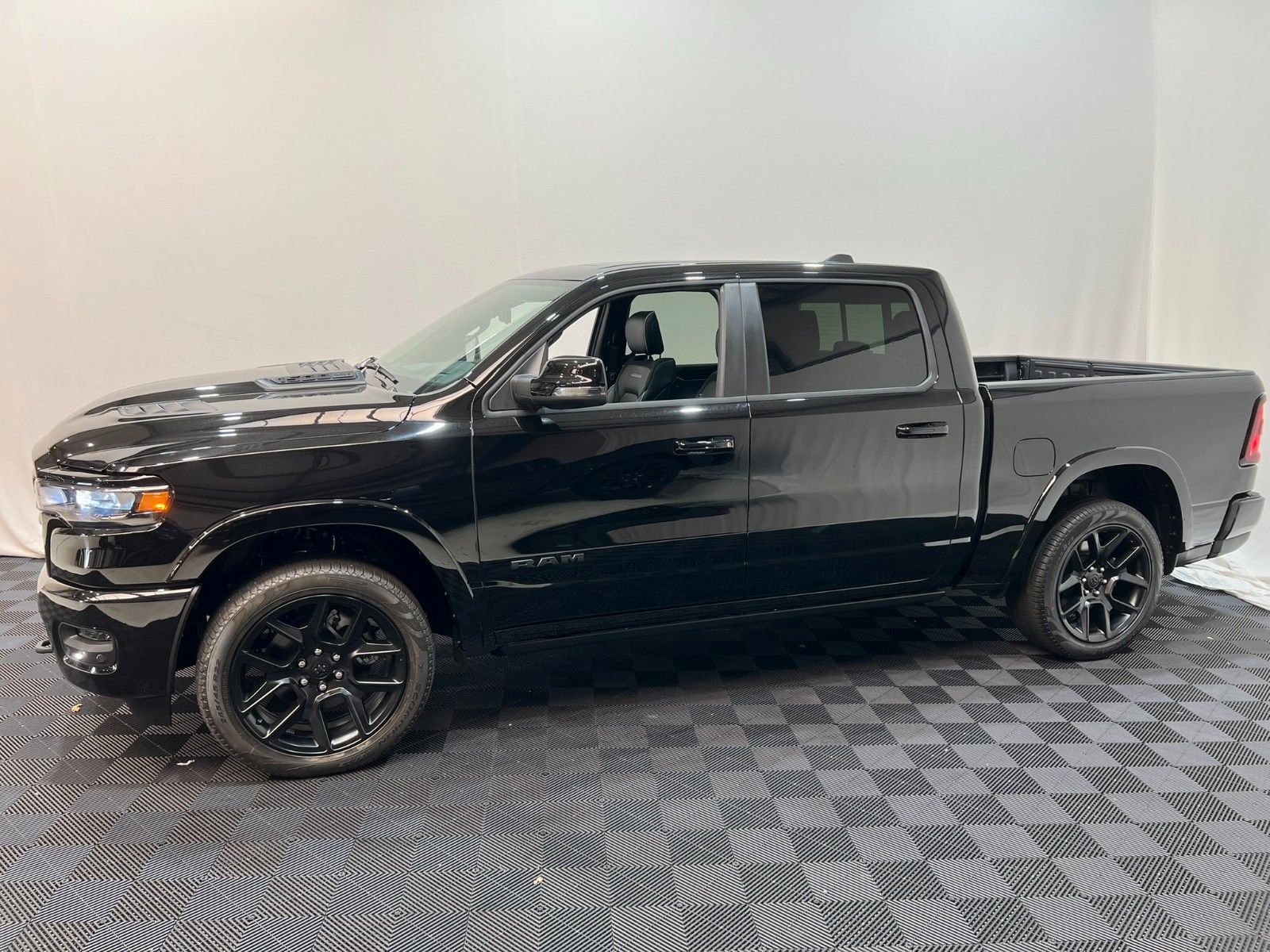 Fahrzeugabbildung Dodge RAM 1500 Laramie Night Premium, LUFT/MFT*AKTION*