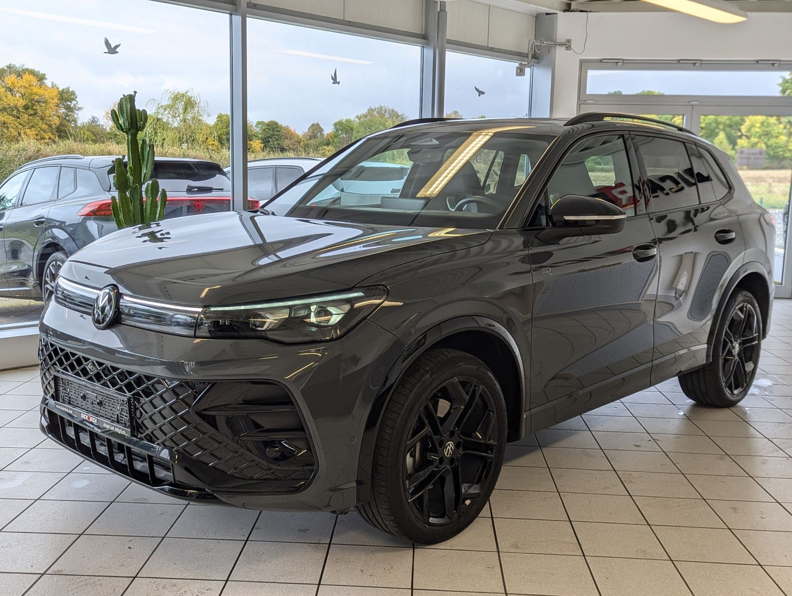 VW Tiguan 2.0TDI R-Line 4M Pano Black AHK Matrix 20 - Image 3