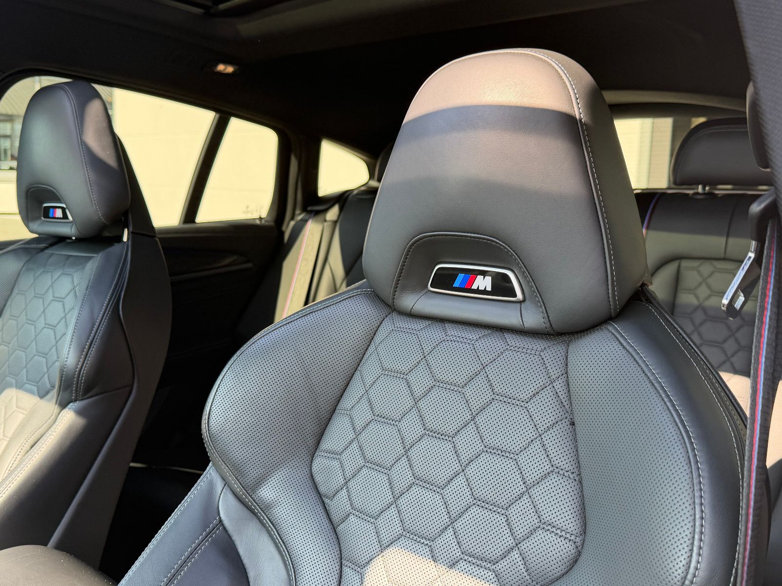 Fahrzeugabbildung BMW X4 M Competition/HUD/HARMAN-KARDON/S-DACH/AMBIEN