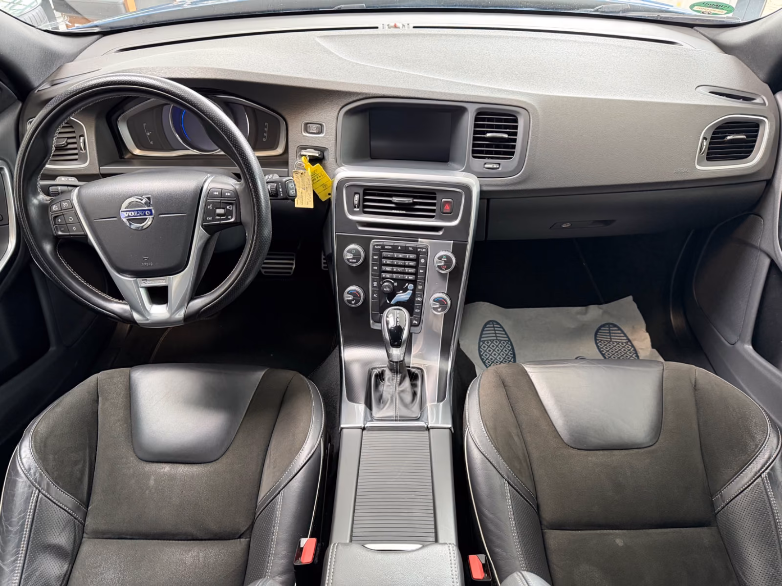 Volvo V60 D4 R Design Automatik NAVI SHZ PDC 18 ZOLL