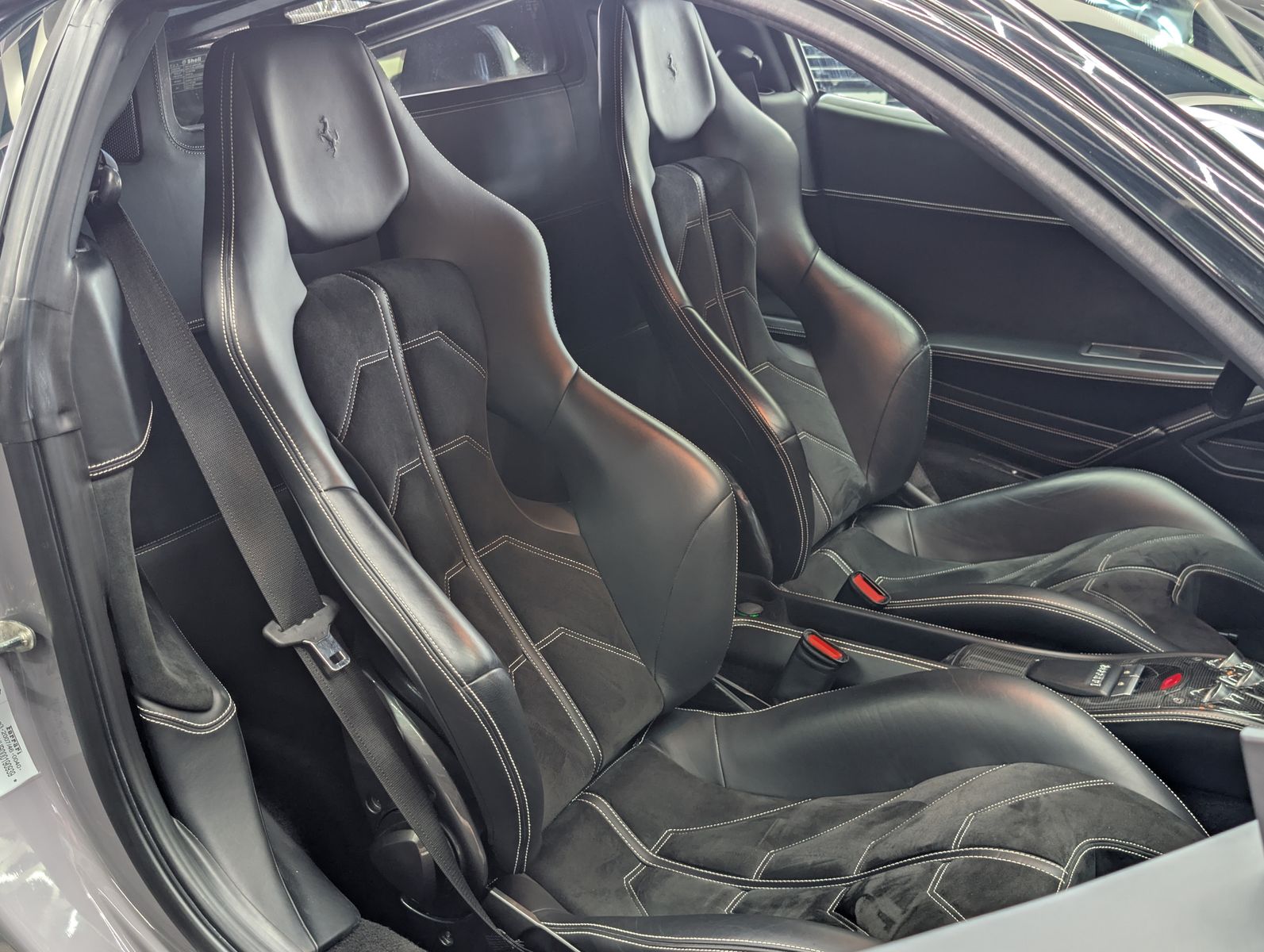 Fahrzeugabbildung Ferrari 458 Italia Racing Seats Carbon CRPK F1 CAM 20"
