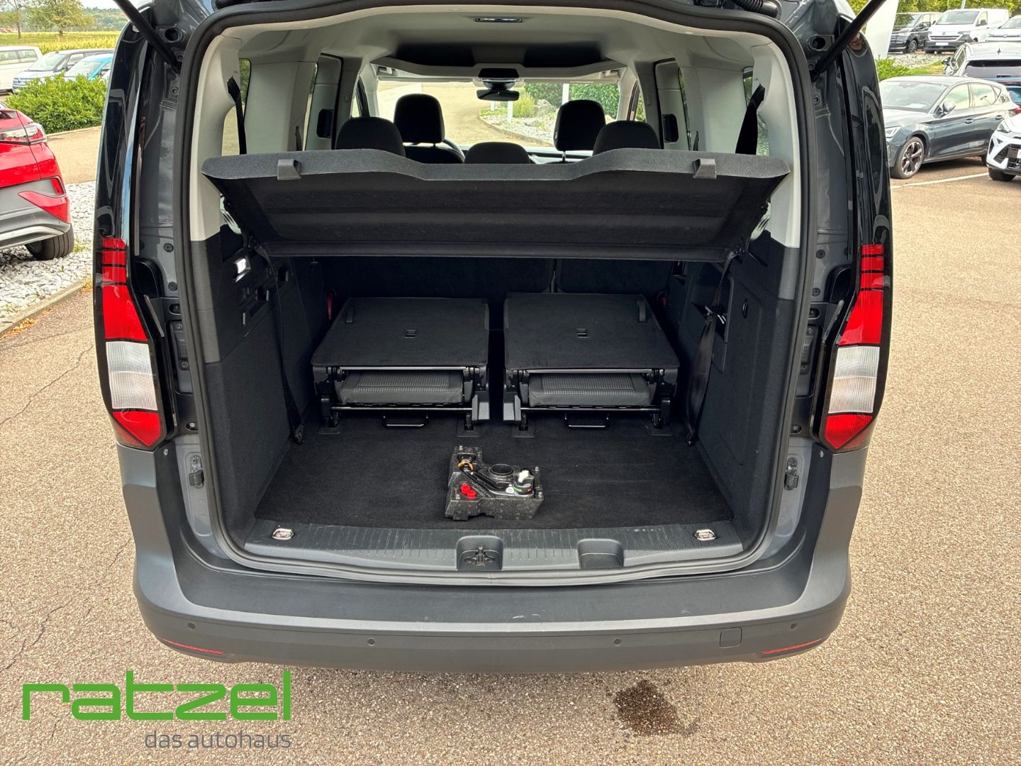 Fahrzeugabbildung Volkswagen Caddy Life Basis 7-Sitzer 2.0 TDI AHK-abnehmbar