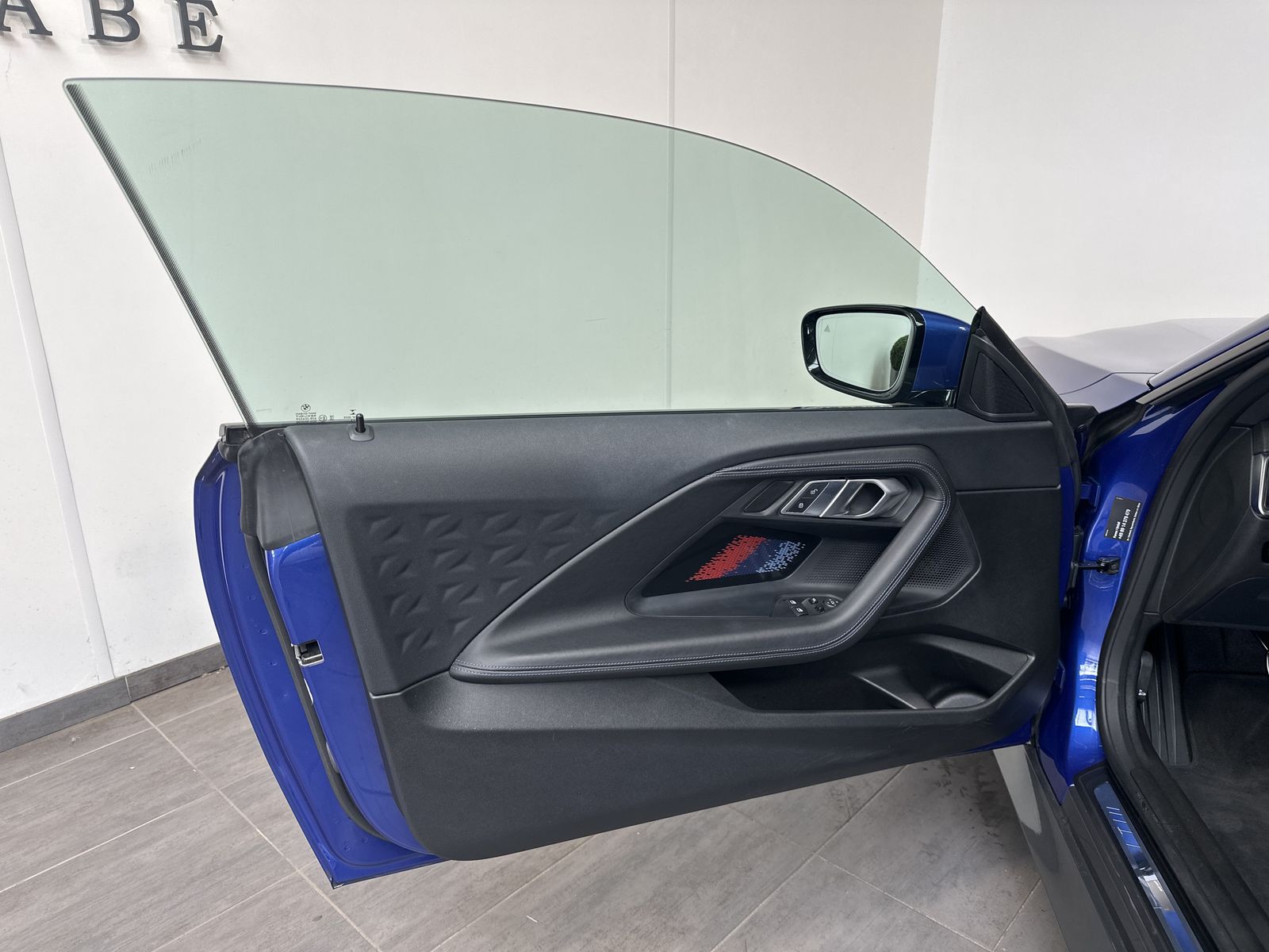 Fahrzeugabbildung BMW 220i Coupé M-Sport NAV+LED+PANO+VCOCK+DA+KAM+2HD