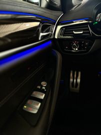 Fahrzeugabbildung BMW M550d xDr Pano HUD ACC DAB H/K Apple Carplay