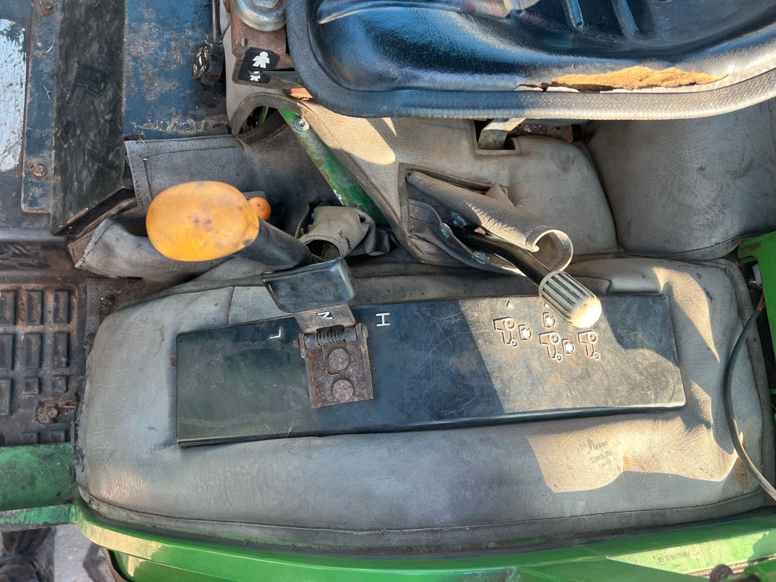 Fahrzeugabbildung John Deere 4010 / Allrad / Frontlader / Salzstreuer /