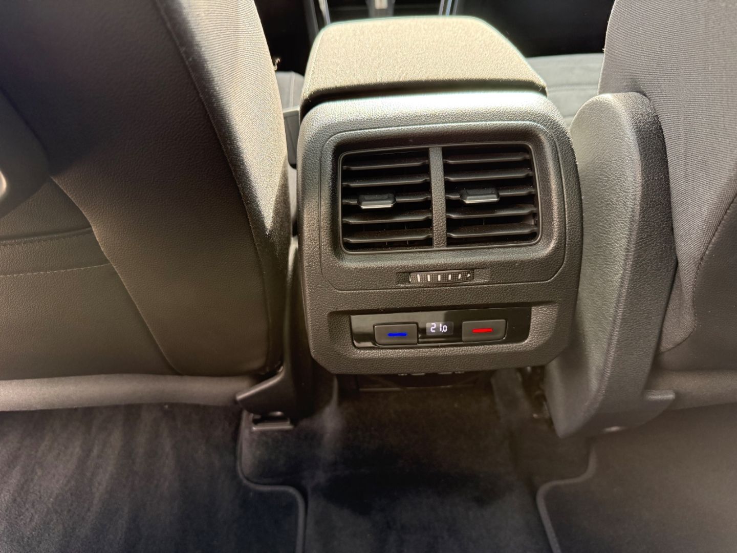 Fahrzeugabbildung Volkswagen Touran Highline BMT Sportpaket AHK Pano Navi LED