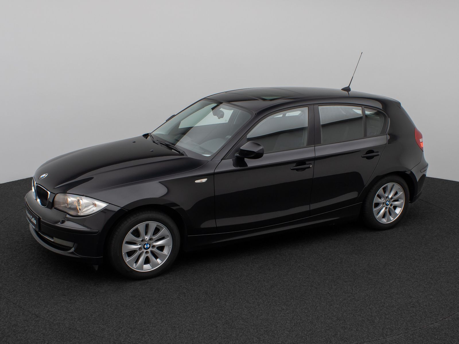 Fahrzeugabbildung BMW 118d Glasdach Navi Sitzhzg Xenon PDC 8Fach