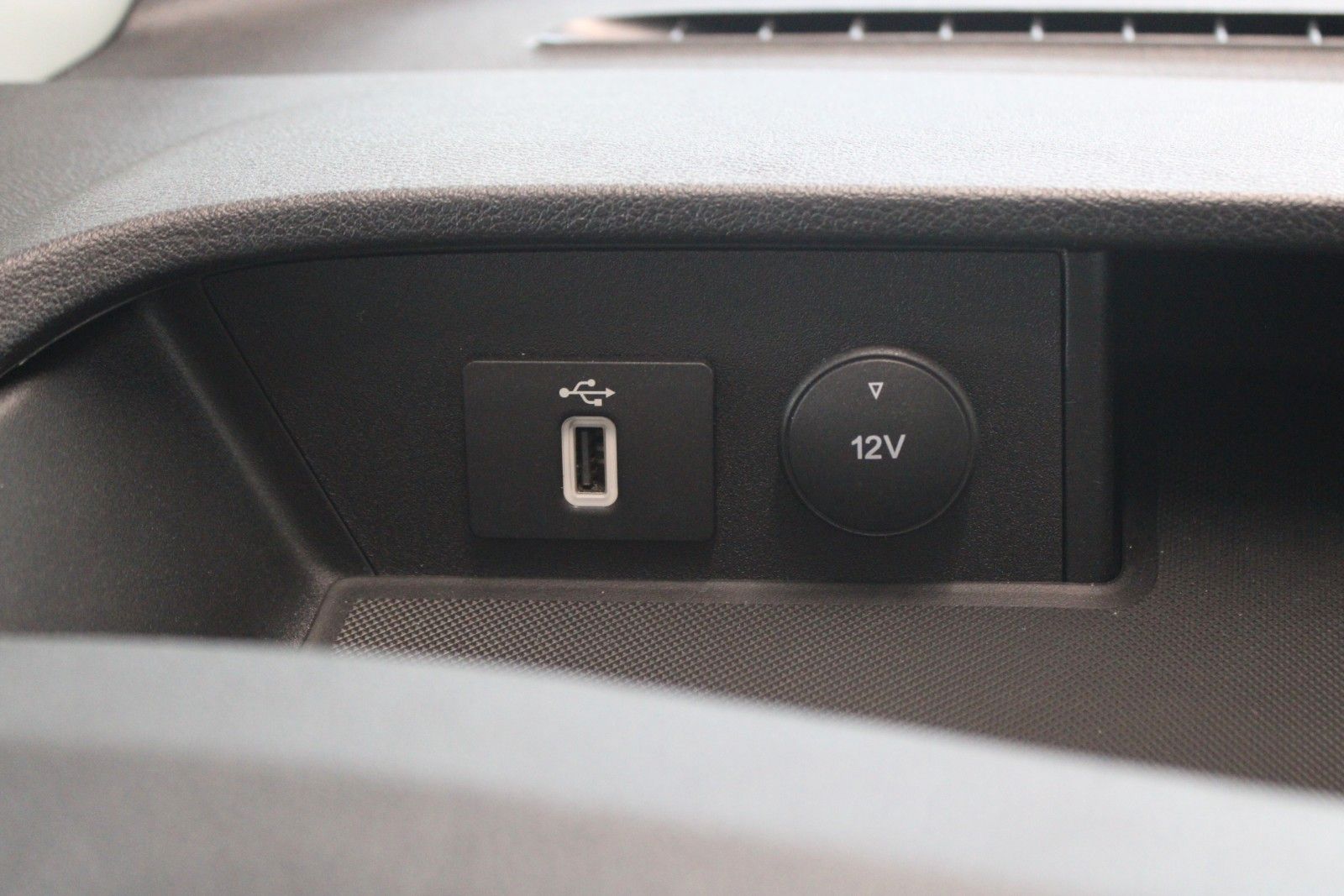 Fahrzeugabbildung Ford Transit Custom TRAIL AHK Bott Einrichtung Leder