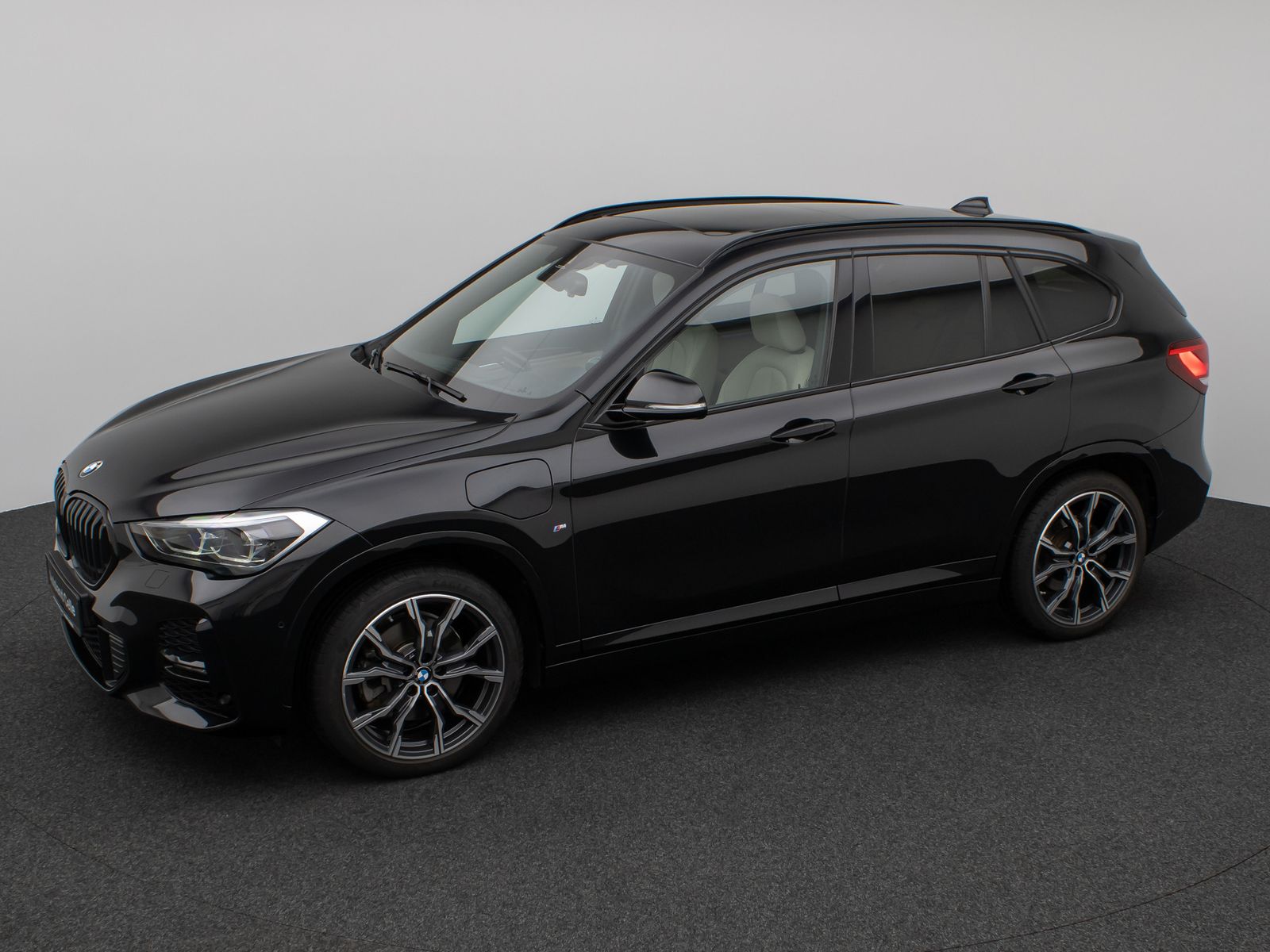 Fahrzeugabbildung BMW X1 xD25e MSport Panorama Kamera HUD DAB HiFi AHK