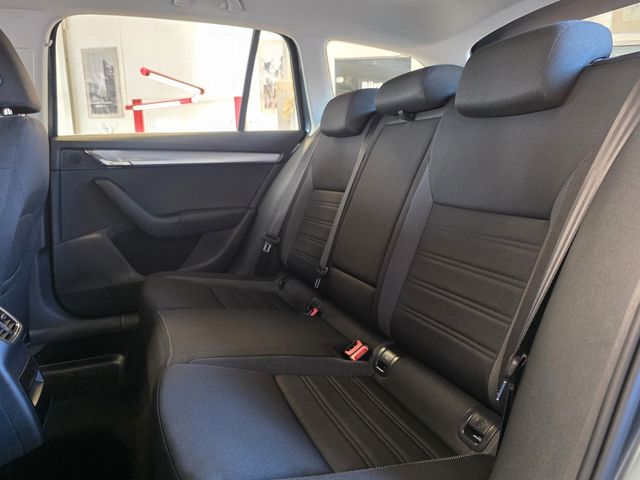 SKODA Octavia — Foto 27
