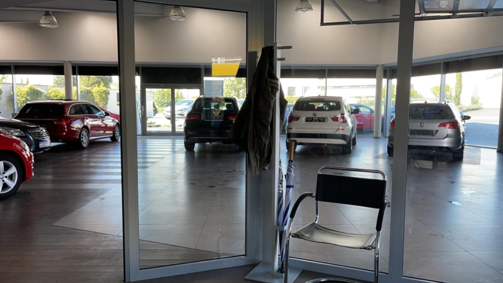 showroom-image-top