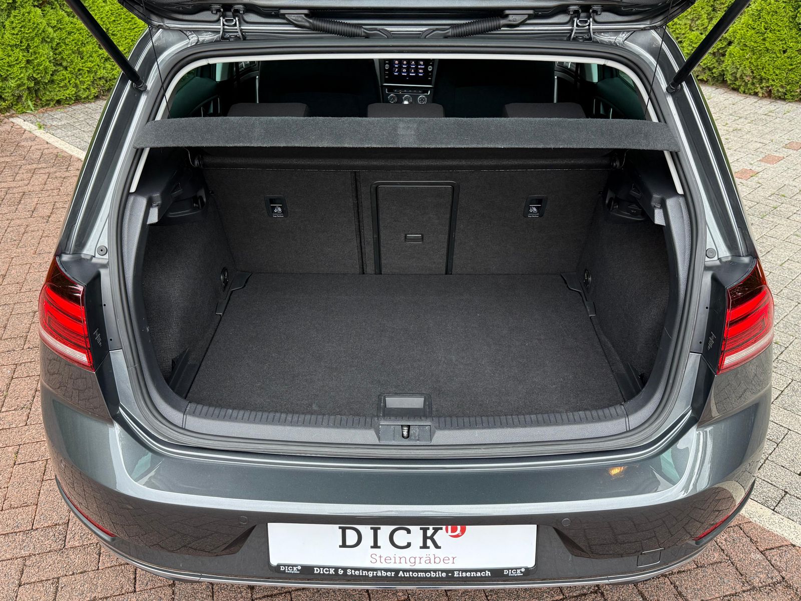 Fahrzeugabbildung Volkswagen Golf 1.6 TDI DSG Lim Comfortline NAV+SHZ+PDC+MFL