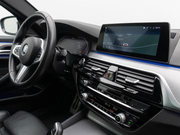 Fahrzeugabbildung BMW 530d xD M Sport Panorama Kamera H/K Alarm 19Zoll