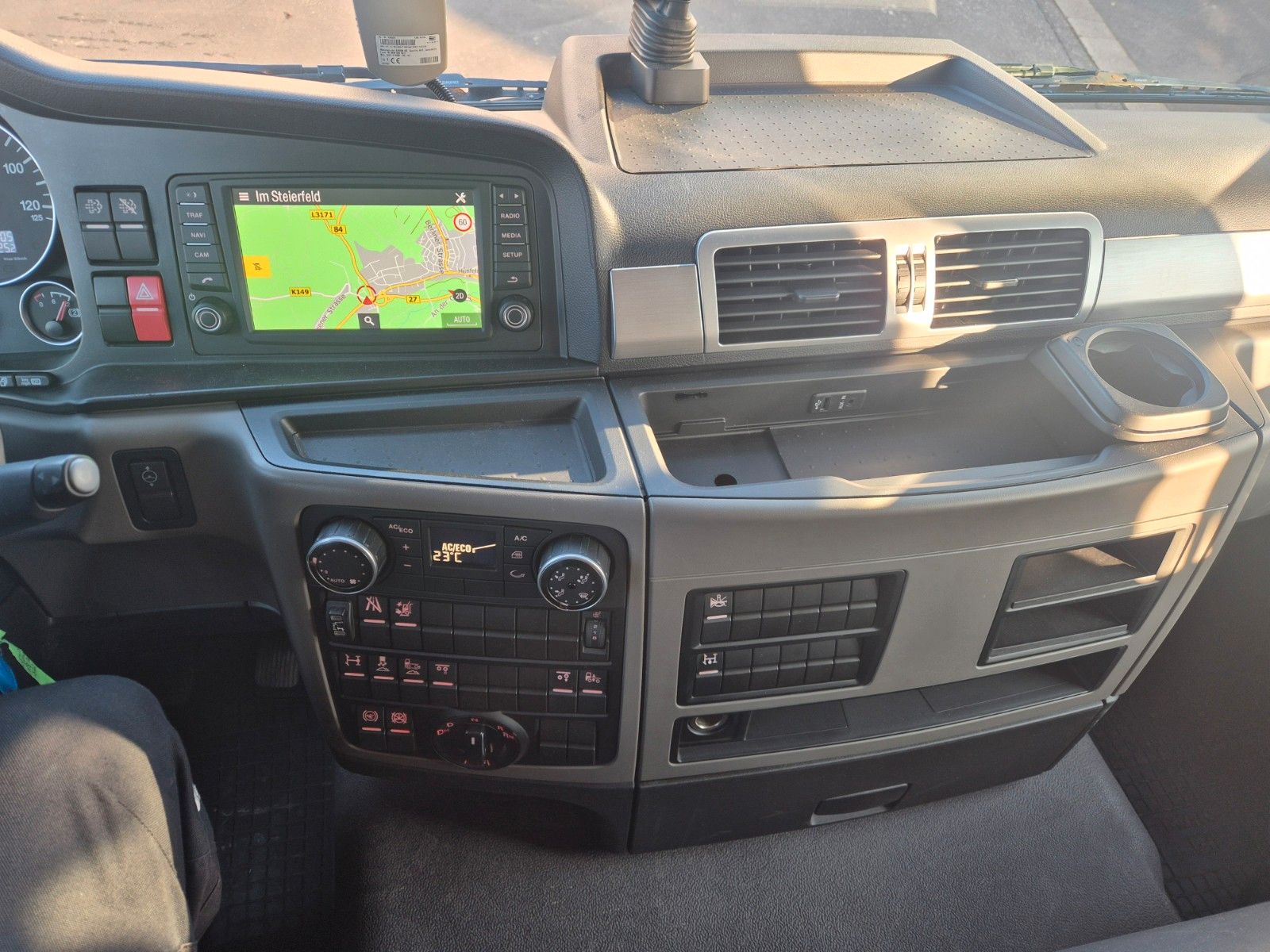 Fahrzeugabbildung MAN TGS 26.460 6x2 Baustoff / Hiab 177 K